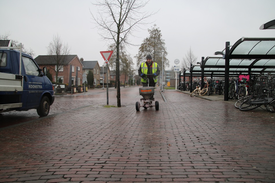 Gladheidsbestrijding bij Koonstra, zoutstrooien