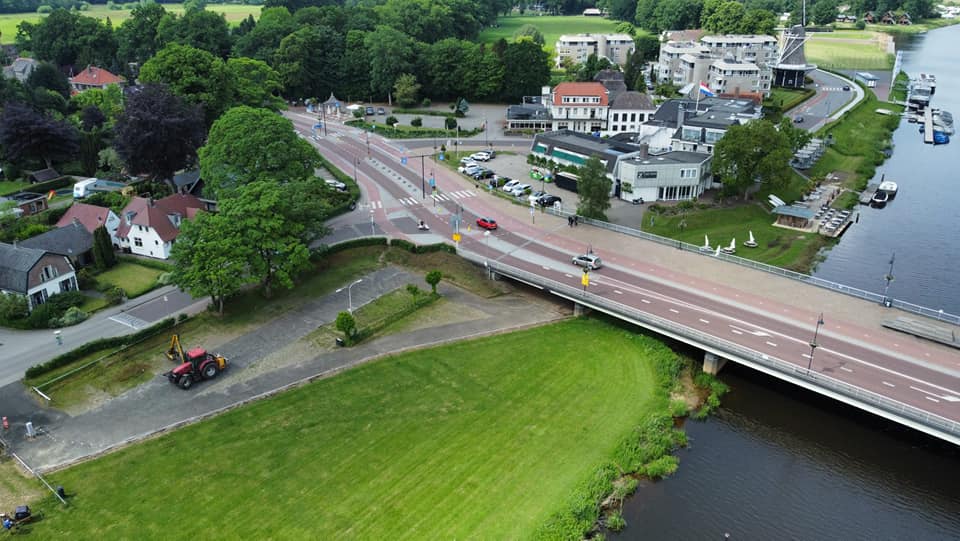 In opdracht van De Zon Hotel & Restaurant hebben gras en hagen geklepeld.
