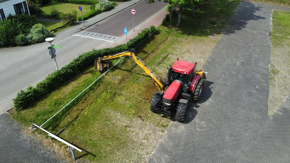 Koonstra gras en hagen klepelen