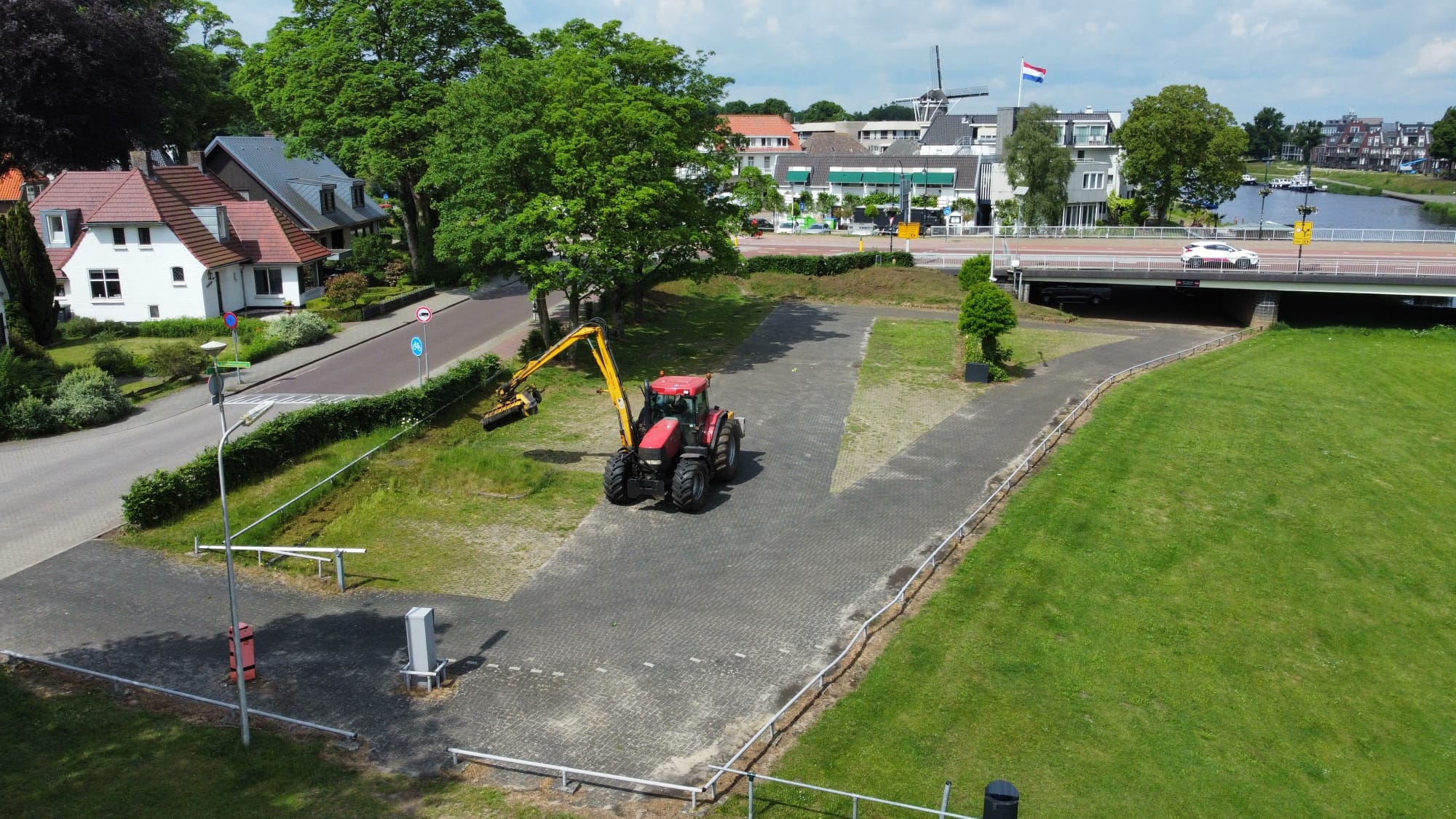 Koonstra gras en hagen klepelen