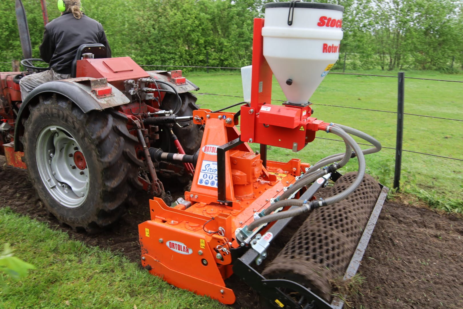 Loonbedrijf Koonstra groenstroken/bloemenstroken frezen en inzaaien