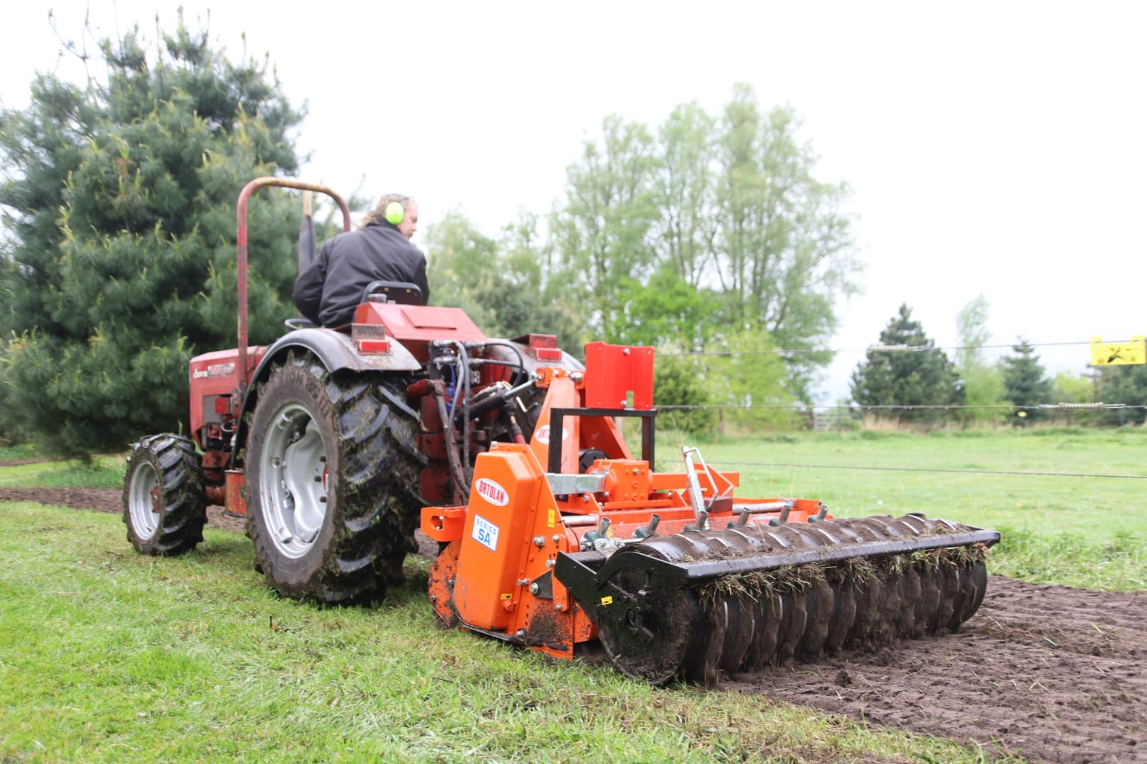 Loonbedrijf Koonstra groenstroken/bloemenstroken frezen en inzaaien