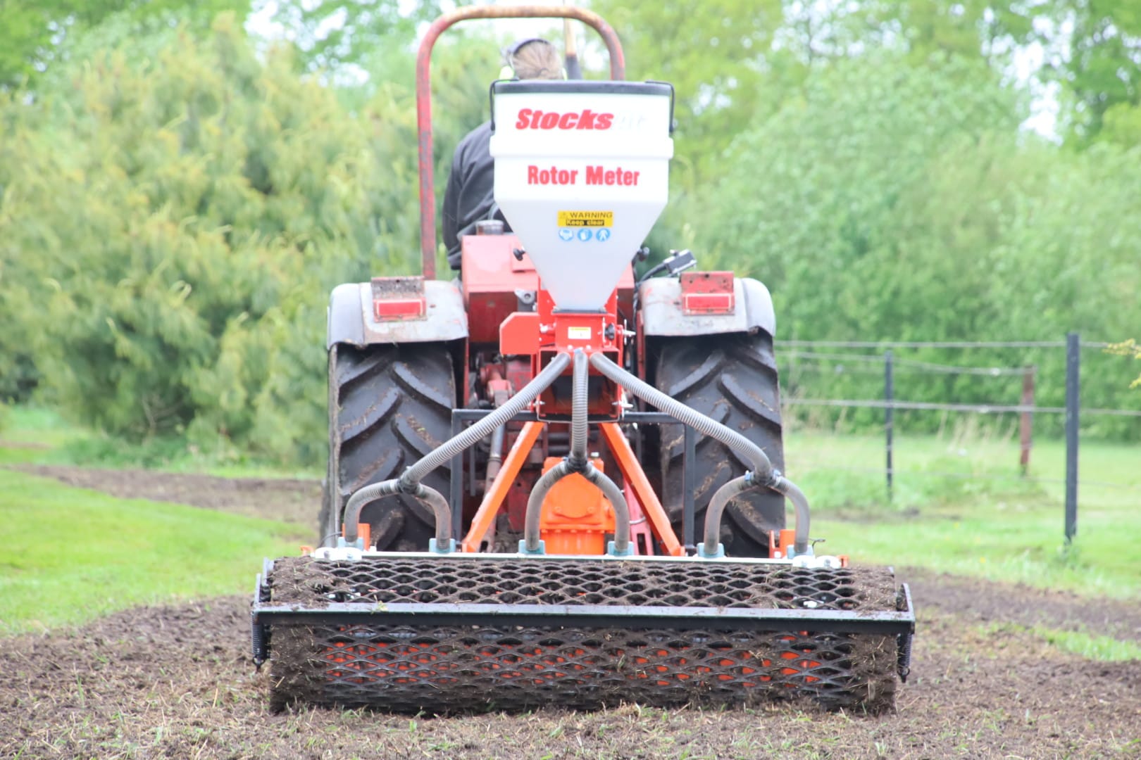 Loonbedrijf Koonstra groenstroken/bloemenstroken frezen en inzaaien