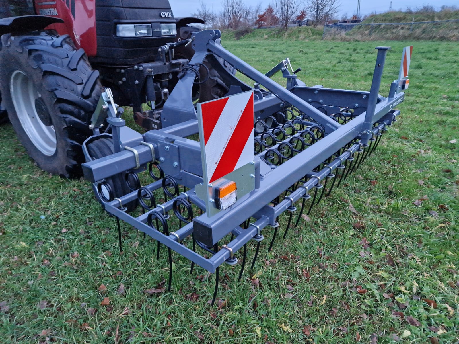 Loonbedrijf graszaaien single disc seeder i.c.m. frontstrigle Loonbedrijf graszaaien single disc seeder i.c.m. frontstrigle