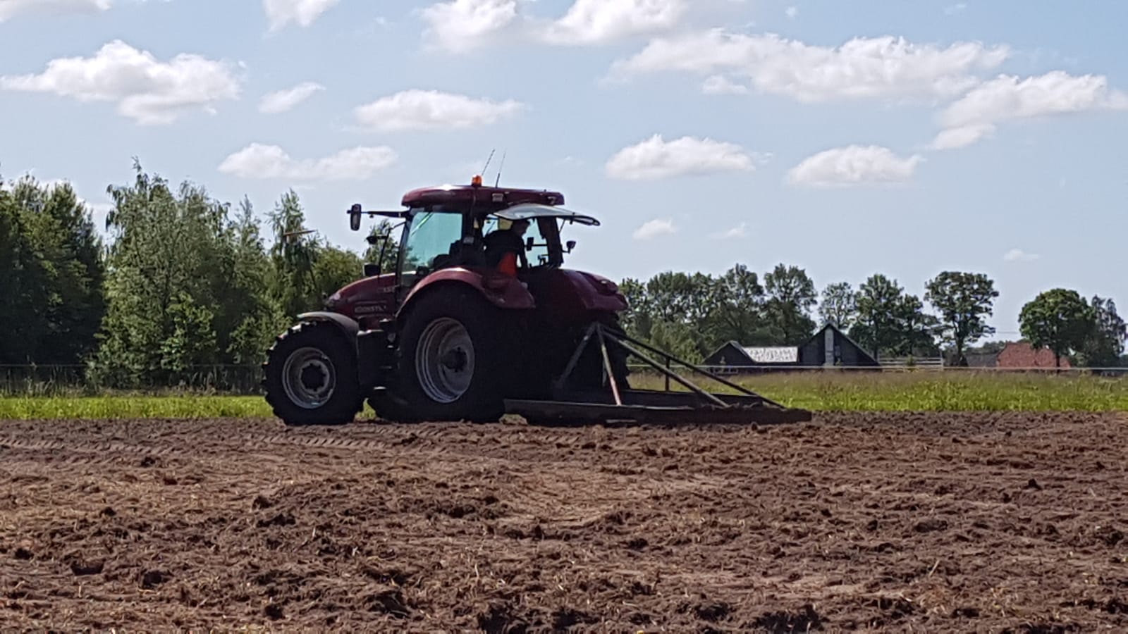 Koonstra, Loonbedrijf Koonstra, Egaliseren met sleepraam 