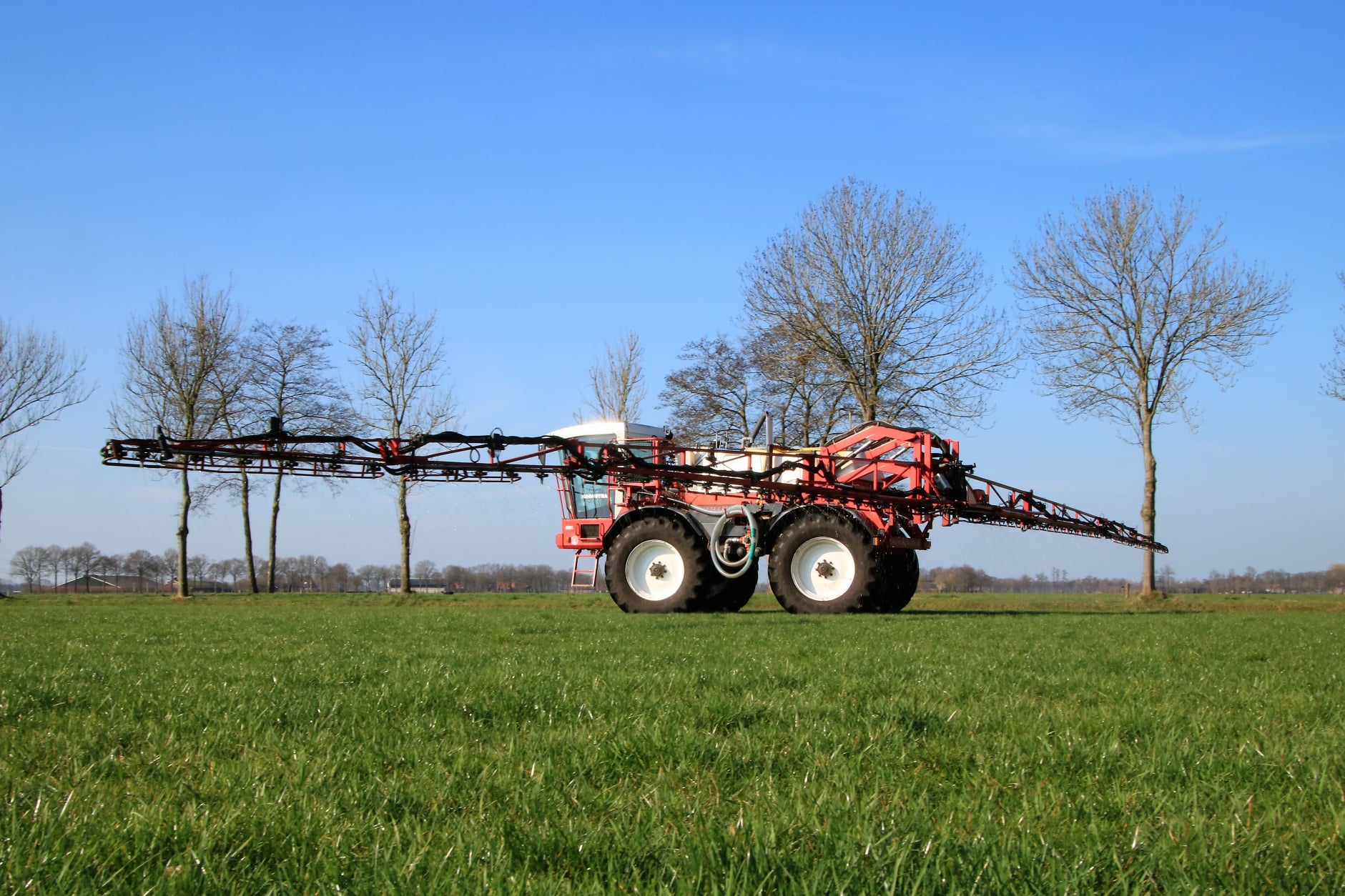 Loonbedrijf Koonstra gewasbescherming in mais en grasland