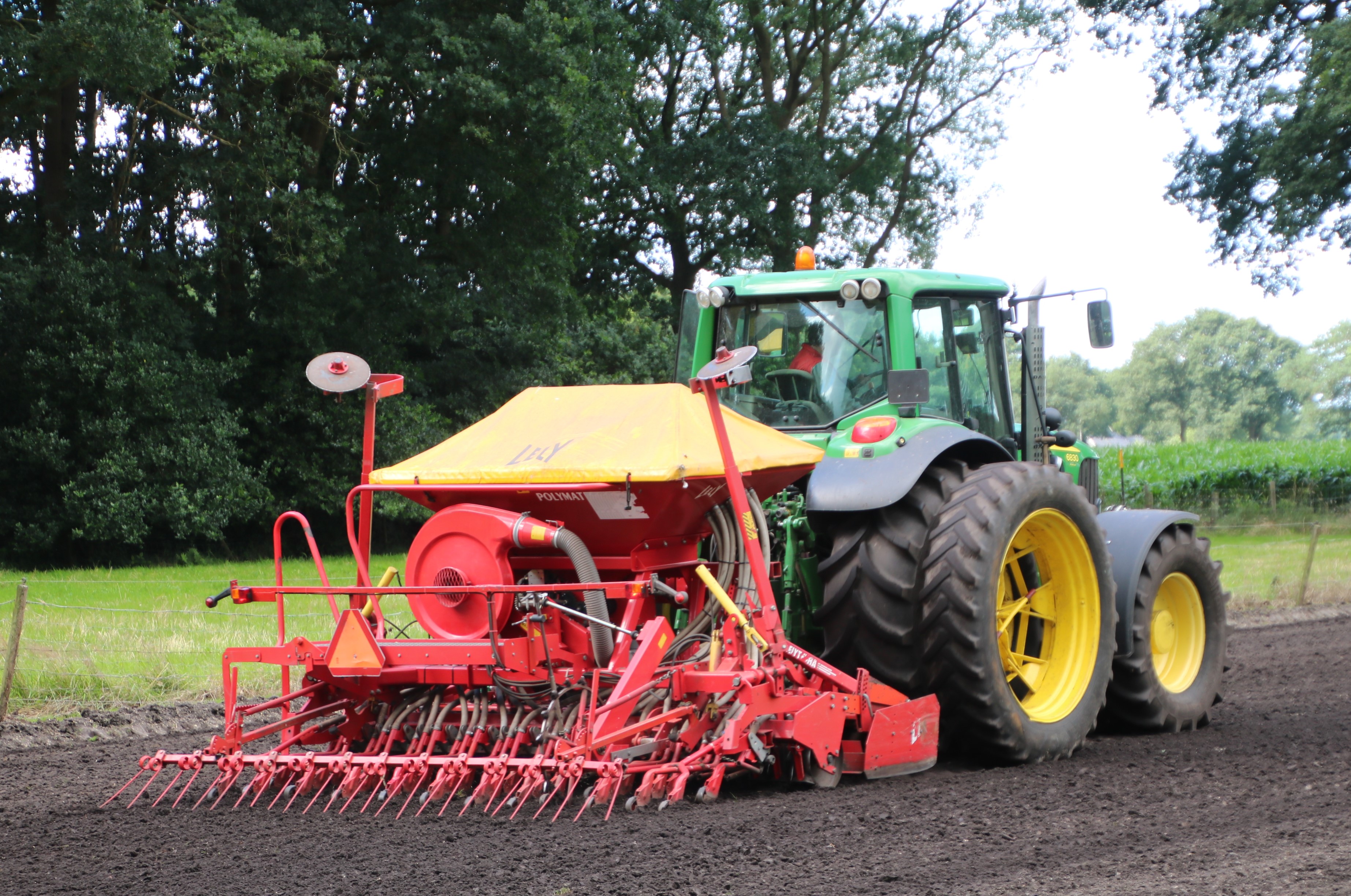 Graszaaien met lely rotokopeg