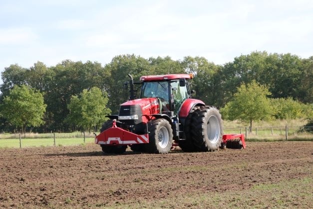 Loonbedrijf Koonstra grasland beluchten