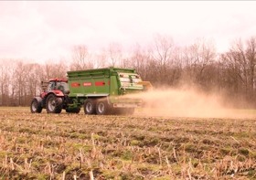 Kalkstrooien met breedstrooier