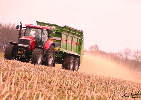 kalkstrooien met de bergmann breedstrooier 
