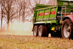 Kalkstrooien met de bergmann breedstrooier 