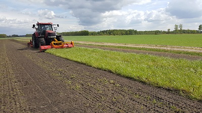 Loonbedrijf Koonstra Mechanisch vanggewas vernietigen met frontklepelmaaier Loonbedrijf Koonstra Mechanisch vanggewas vernietigen met frontklepelmaaier