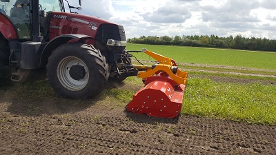 Loonbedrijf Koonstra Mechanisch vanggewas vernietigen met frontklepelmaaier