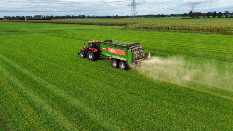 Kalkstrooien met de Bergmann breedstrooier