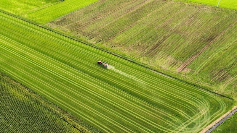 Koonstra kalkstrooien met breddstrooier