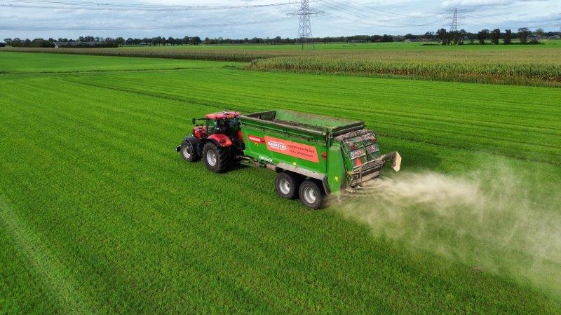 Koonstra kalkstrooien met breddstrooier