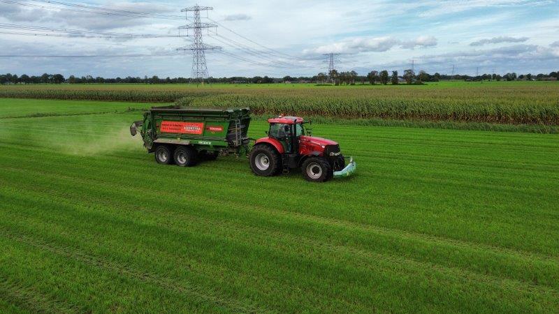 Koonstra kalkstrooien met breddstrooier