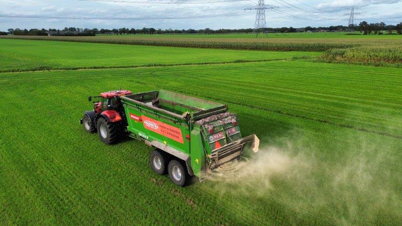 Koonstra kalkstrooien met breddstrooier