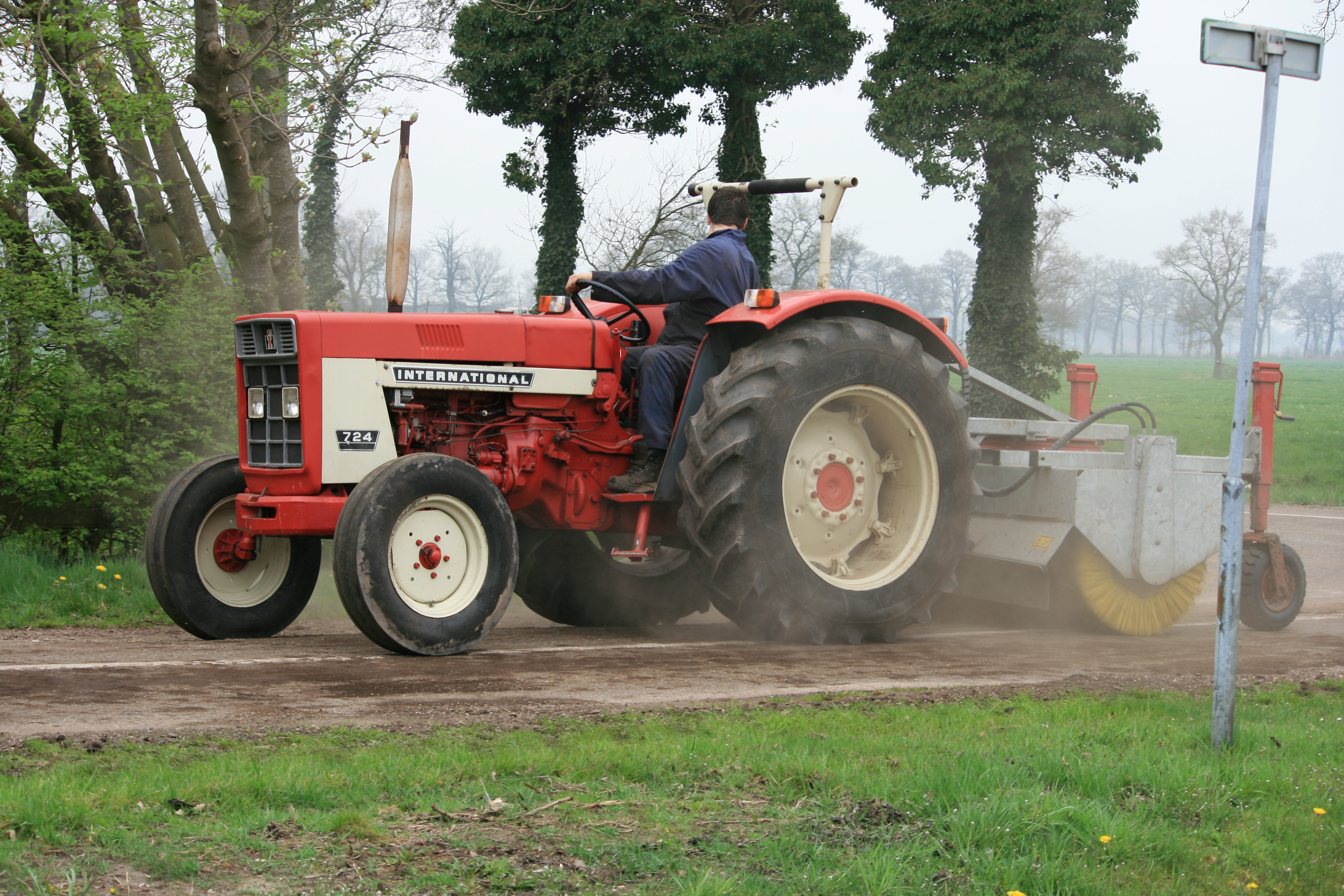 Loonbedrijf Koonstra, vegen met veegmachine, reinigen van de wegen Loonbedrijf Koonstra, vegen met veegmachine, reinigen van de wegen