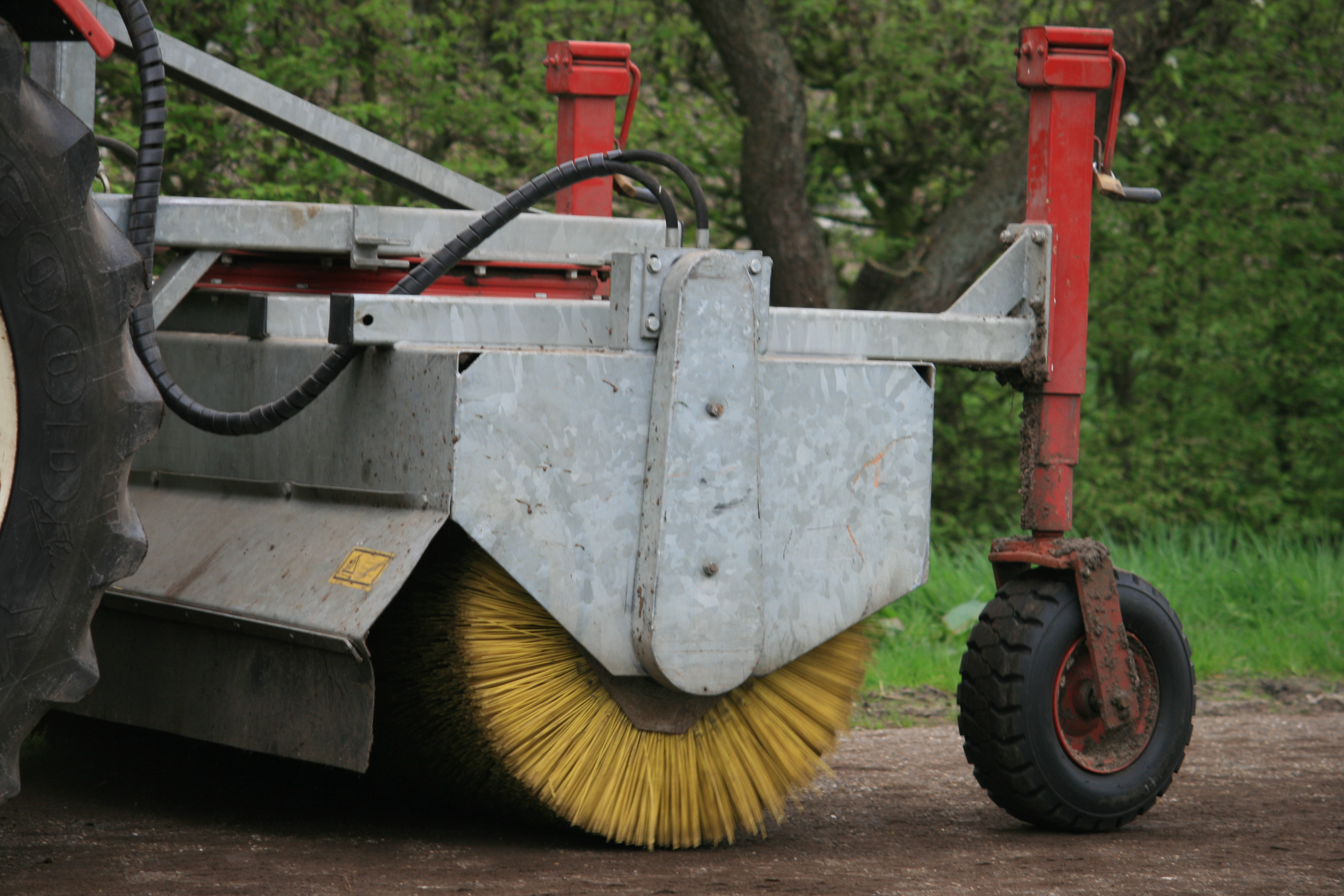 Vegen en reinigen van de weg en - / of bedrijventerreinen met veegmachine Vegen en reinigen van de weg en - / of bedrijventerreinen met veegmachine