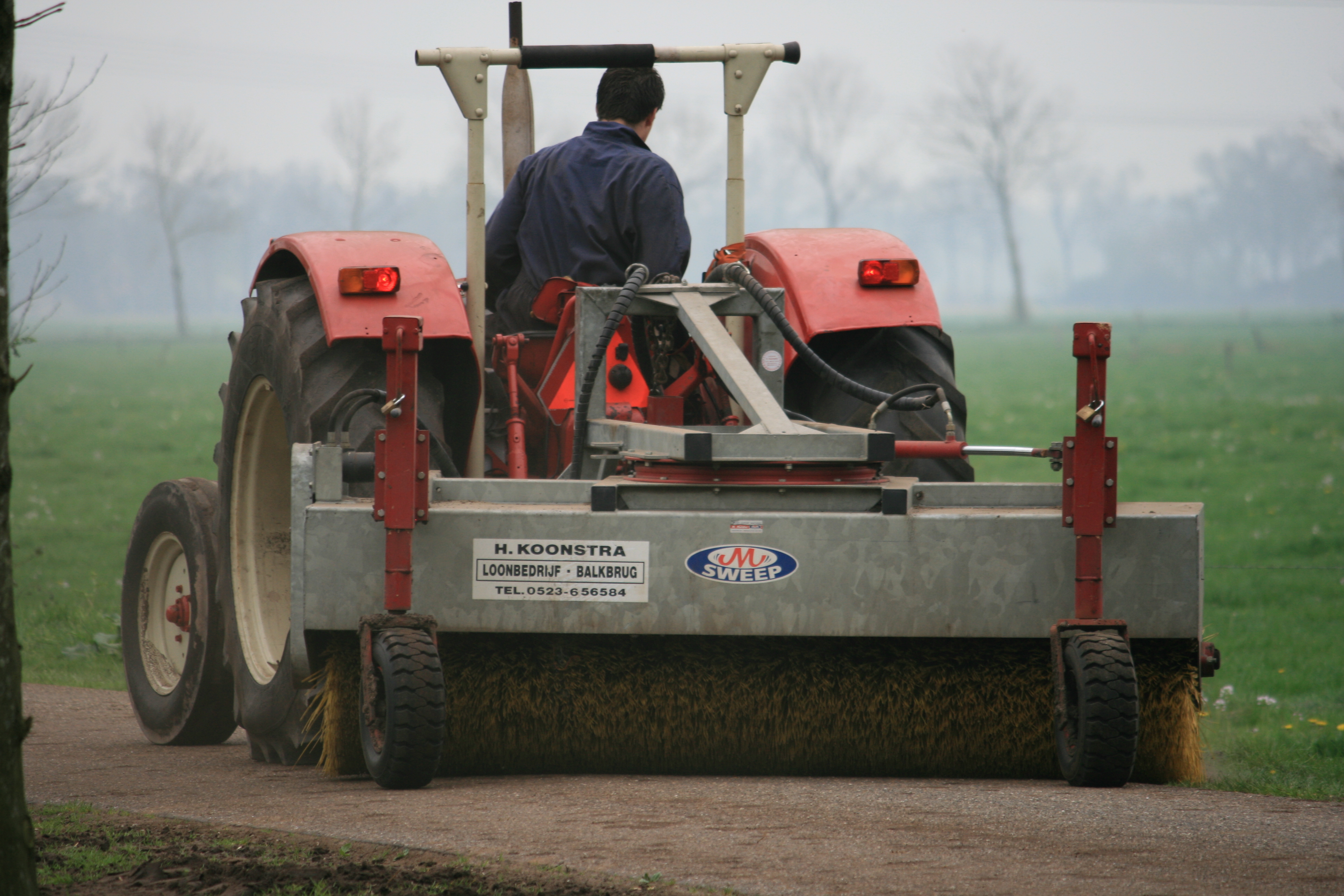 Vegen en reinigen van de weg en - / of bedrijventerreinen met veegmachine