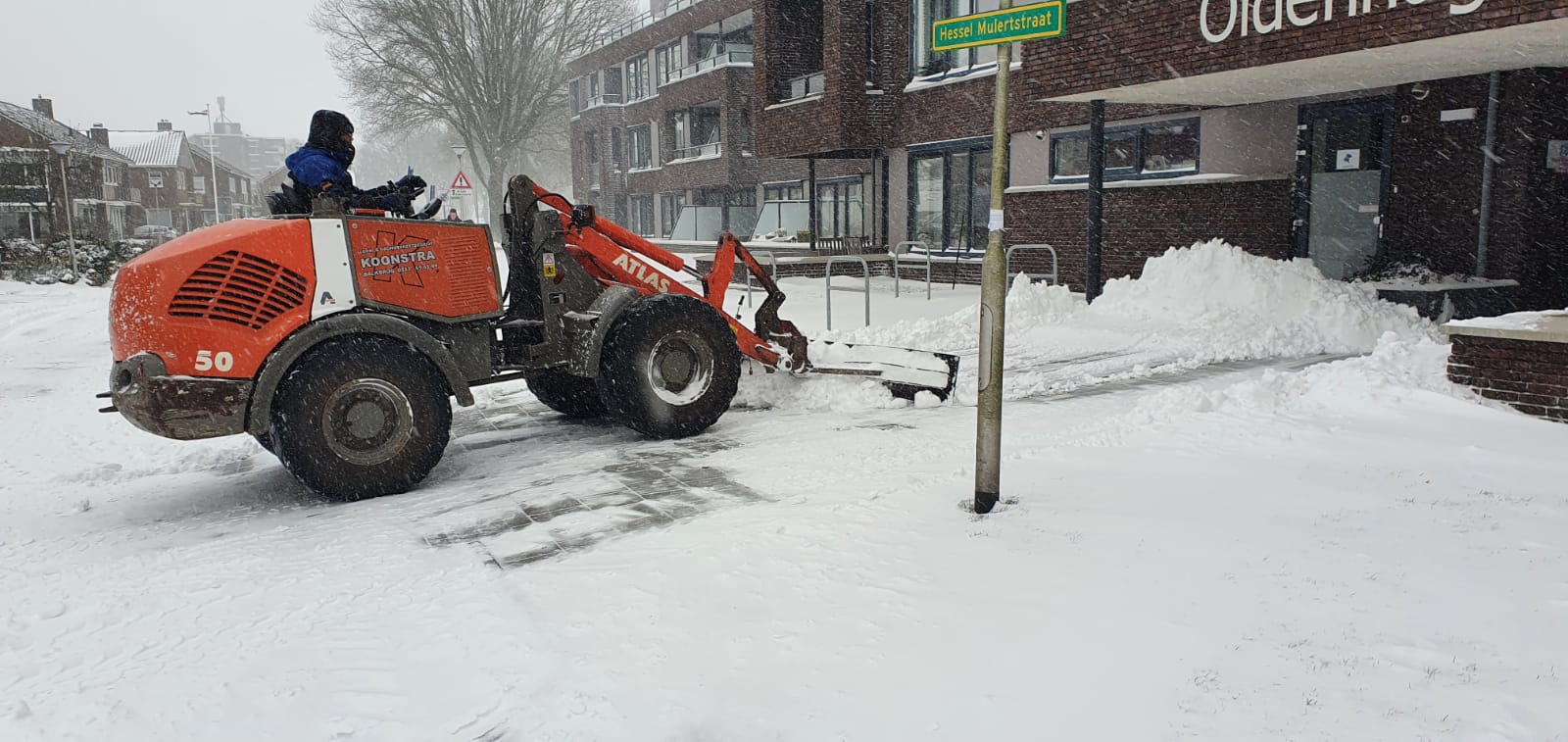 Sneeuwschuiven en zoutstrooien
