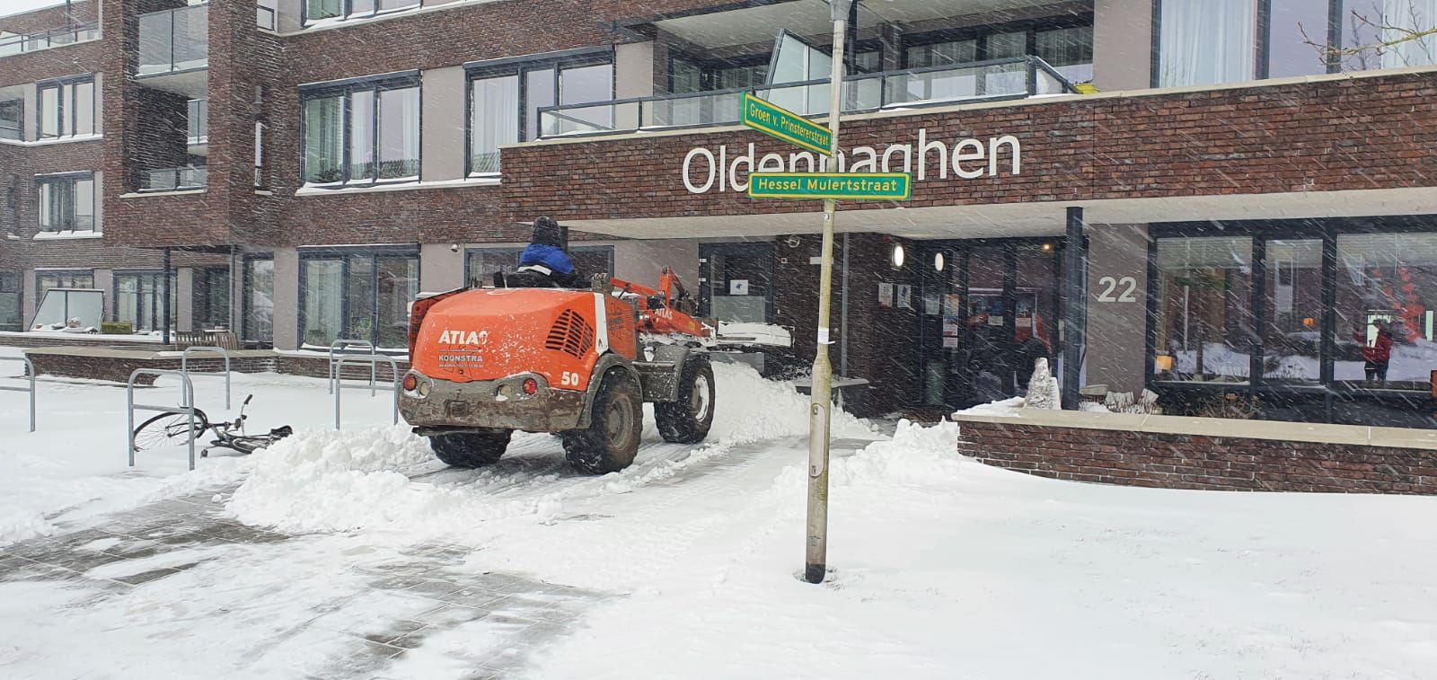 Sneeuwschuiven en zoutstrooien
