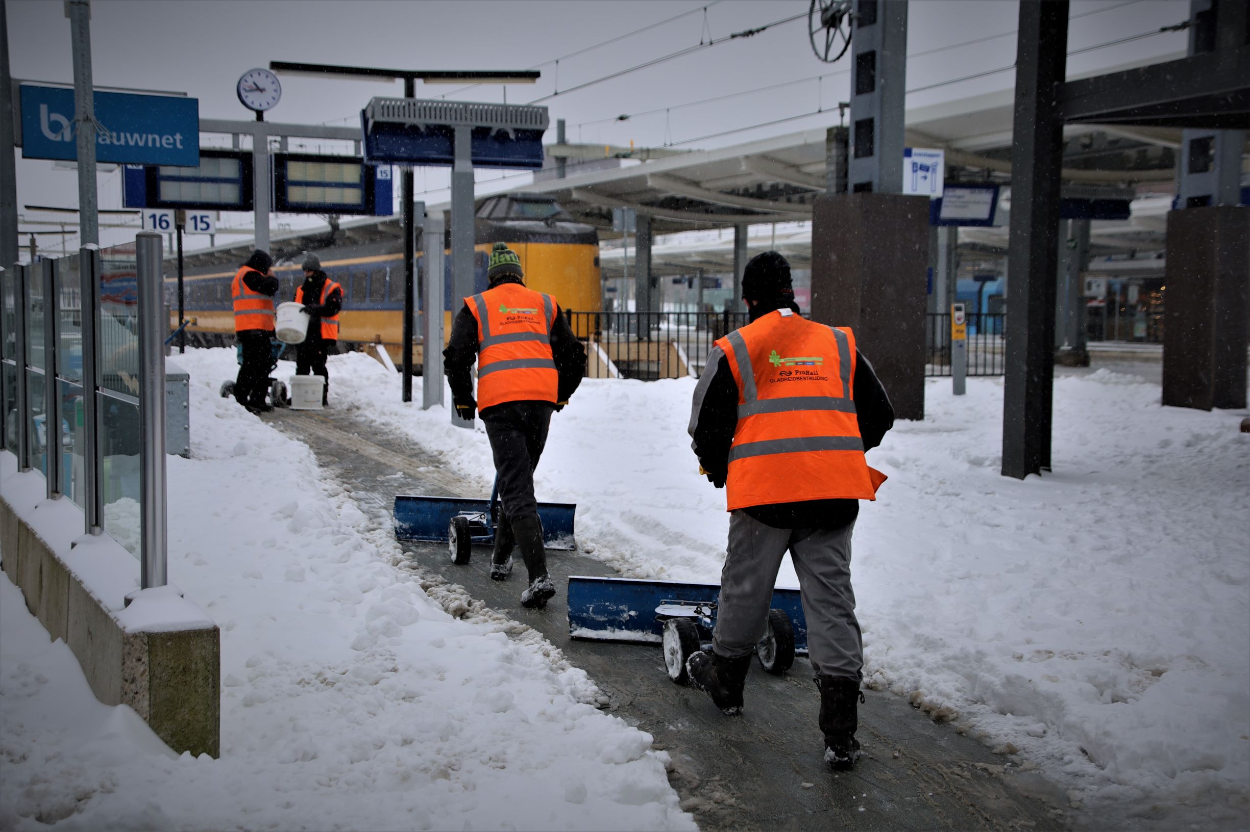 Naast het zichtbare materiaal op de wegen en bedrijfsterreinen. 