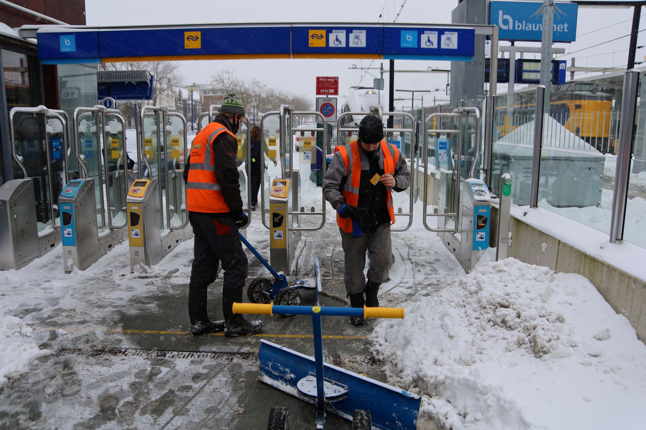 Gladheidsbestrijding Sneeuwschuiven en zoutstrooien