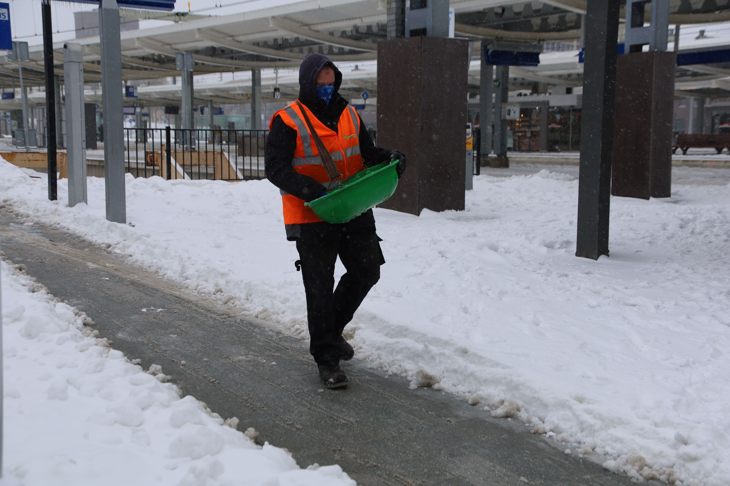 Gladheidsbestrijding Sneeuwschuiven en zoutstrooien