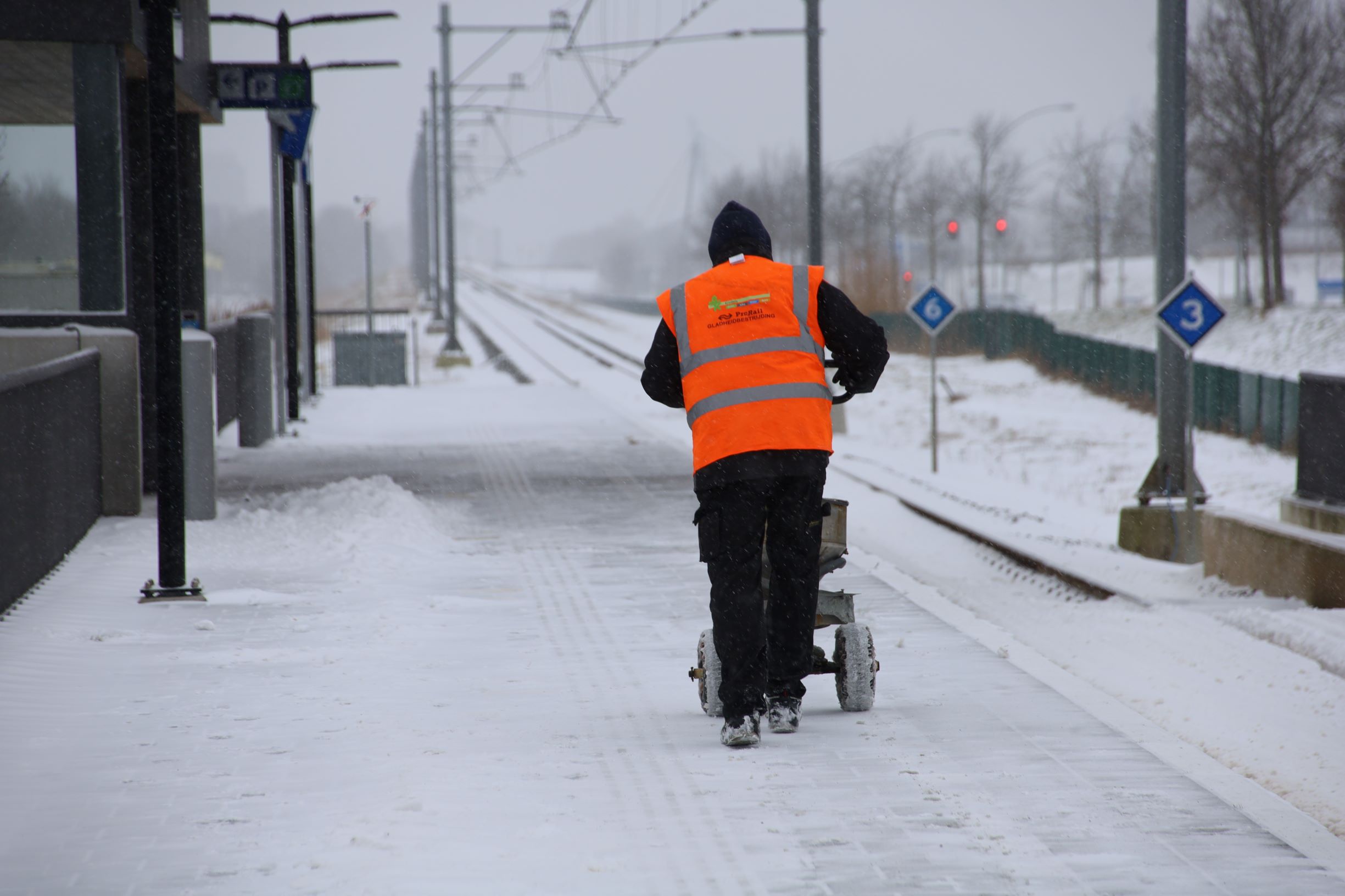 Gladheidsbestrijding Sneeuwschuiven en zoutstrooien
