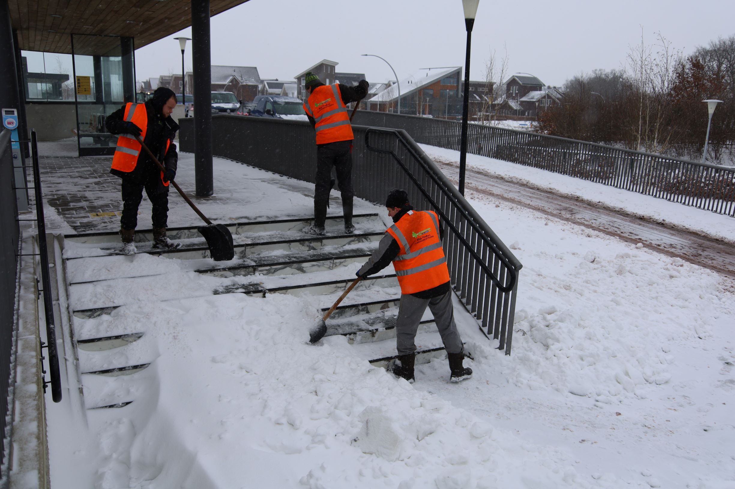 Gladheidsbestrijding Sneeuwschuiven en zoutstrooien