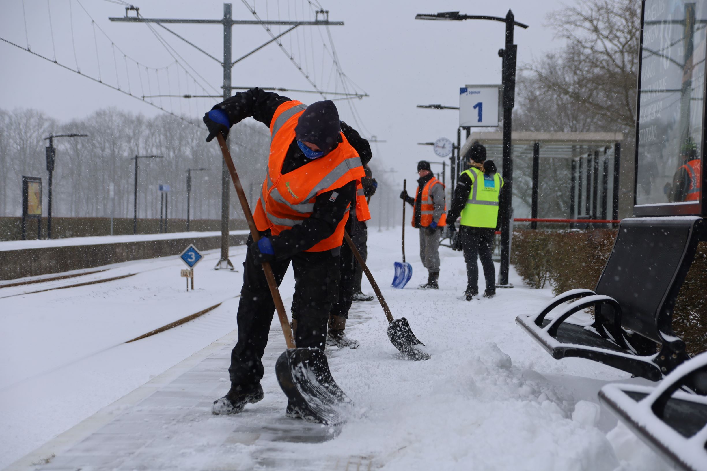 Gladheidsbestrijding Sneeuwschuiven en zoutstrooien