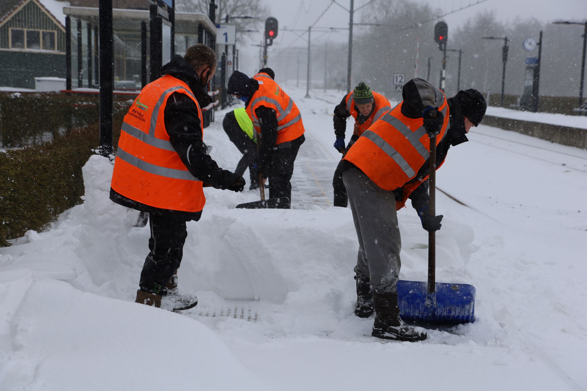 Naast het zichtbare materiaal op de wegen en bedrijfsterreinen. 