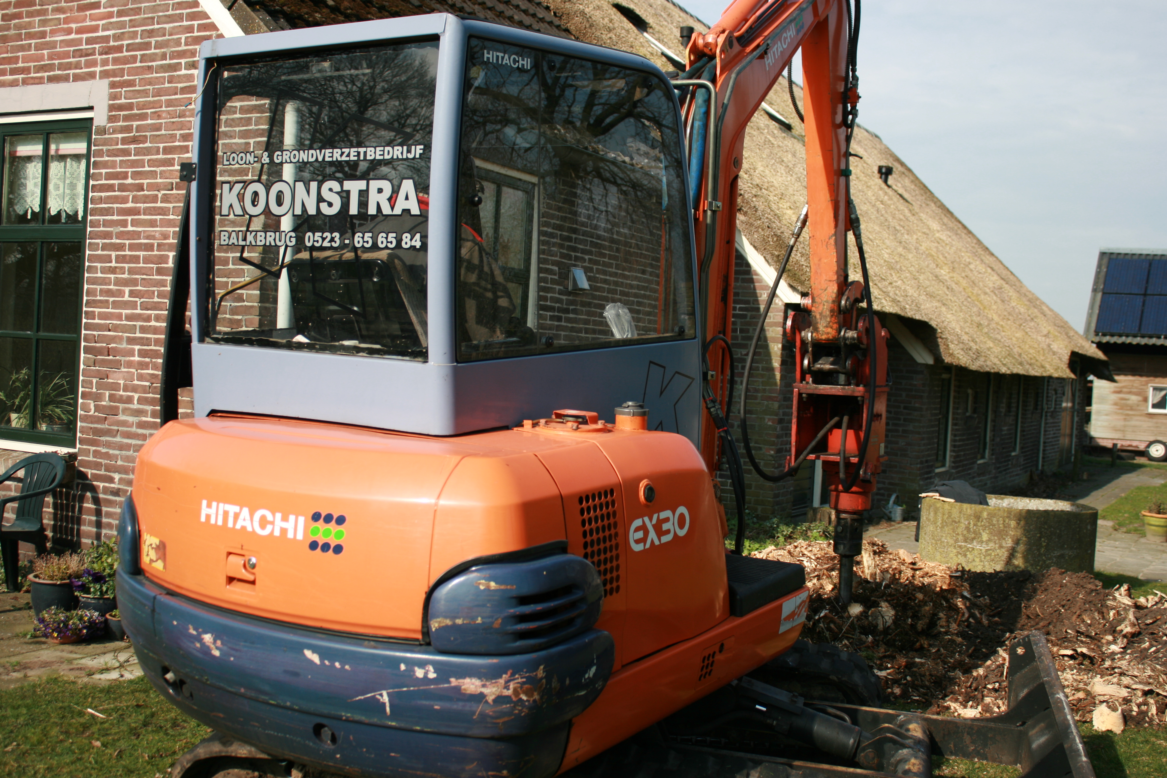 Koonstra, loonbedrijf Koonstra grondwerk tuinen stobbenboren