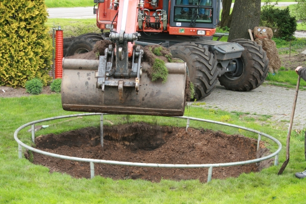 Koonstra, loonbedrijf Koonstra grondwerk tuinen trampoline ingraven Koonstra, loonbedrijf Koonstra grondwerk tuinen trampoline ingraven
