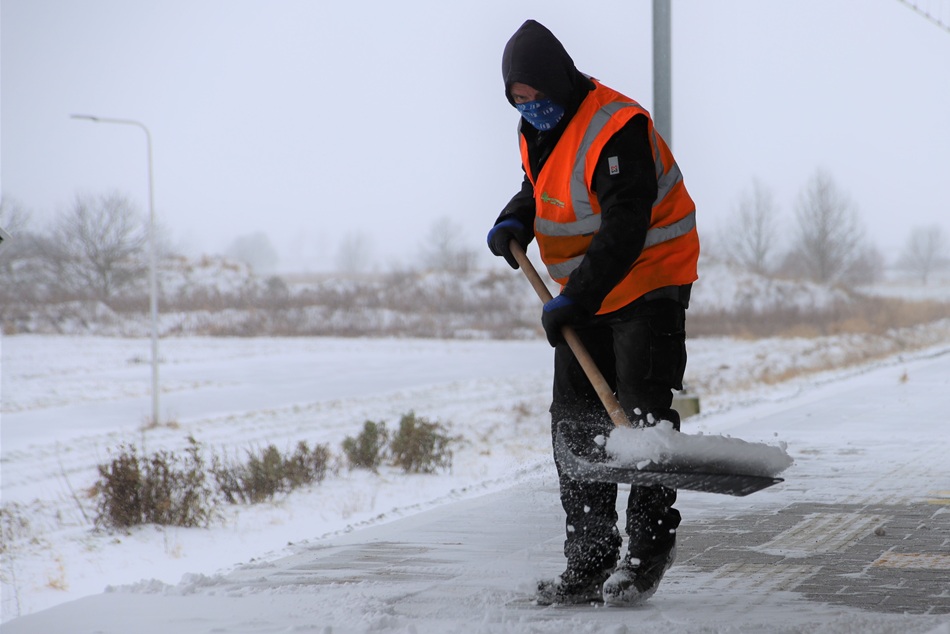 Gladheidsbestrijding bij Koonstra, sneeuw ruimen