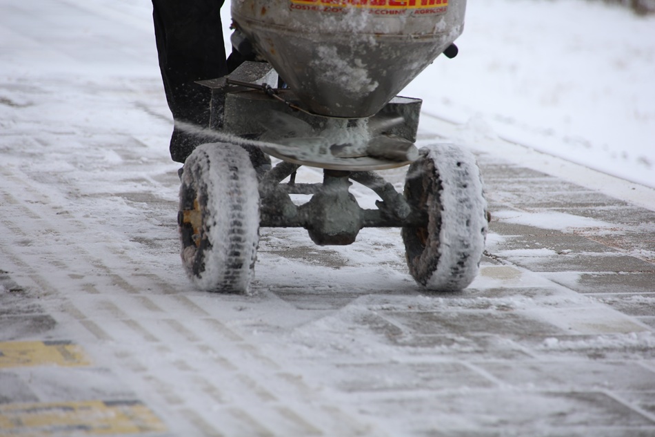 Gladheidsbestrijding bij Koonstra, zoutstrooien