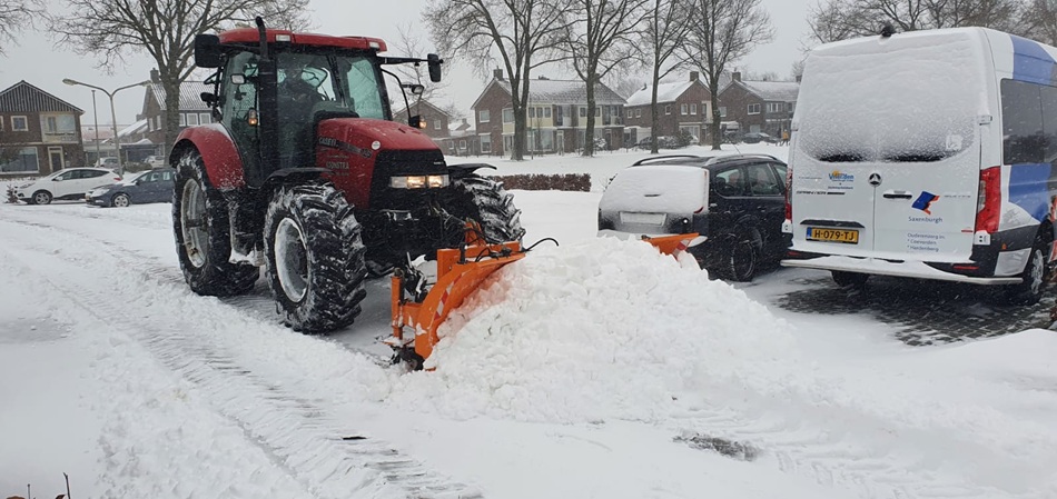 Gladheidsbestrijding bij Koonstra, sneeuwschuiven