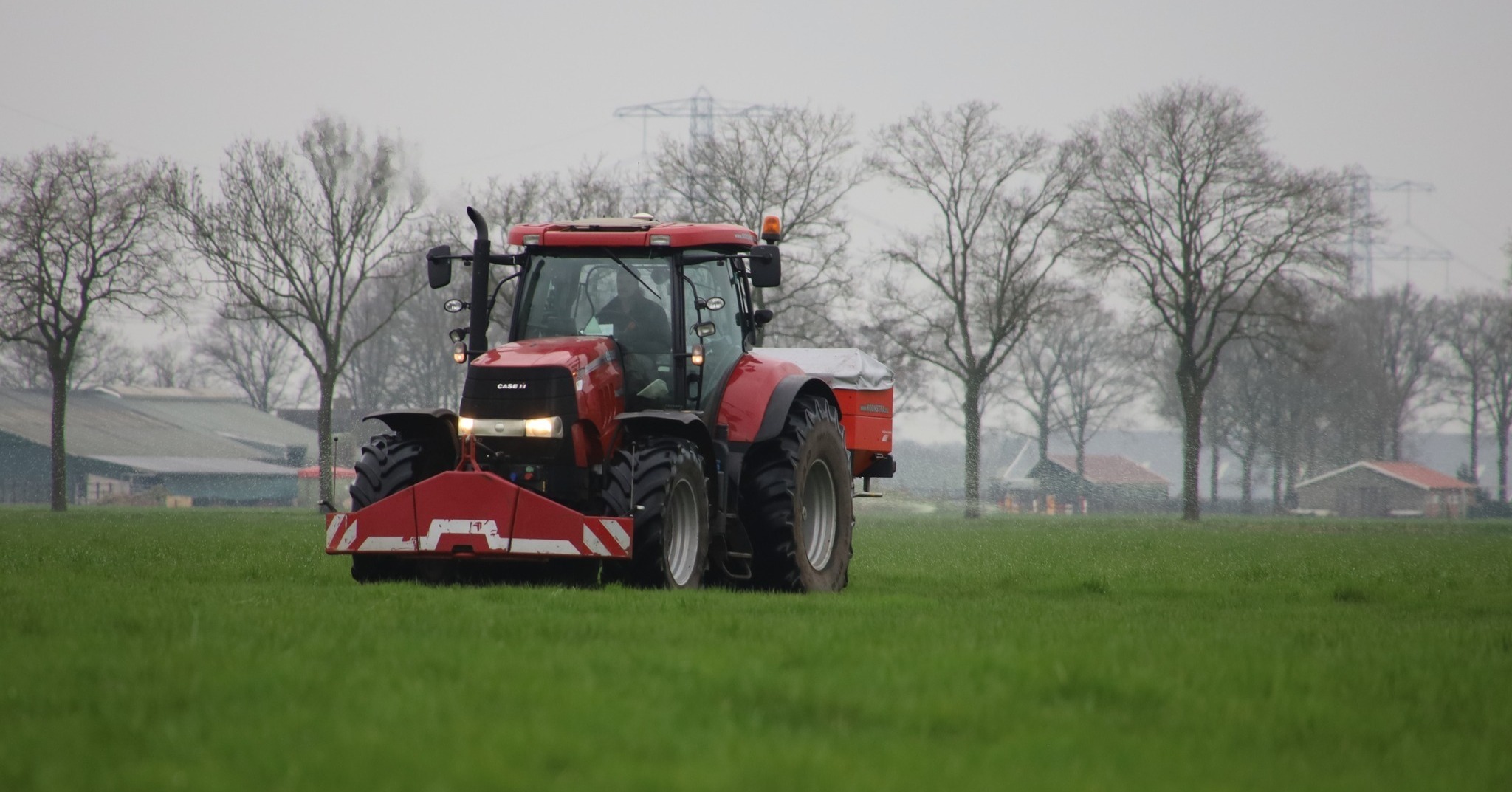 Aan het kunstmeststrooien