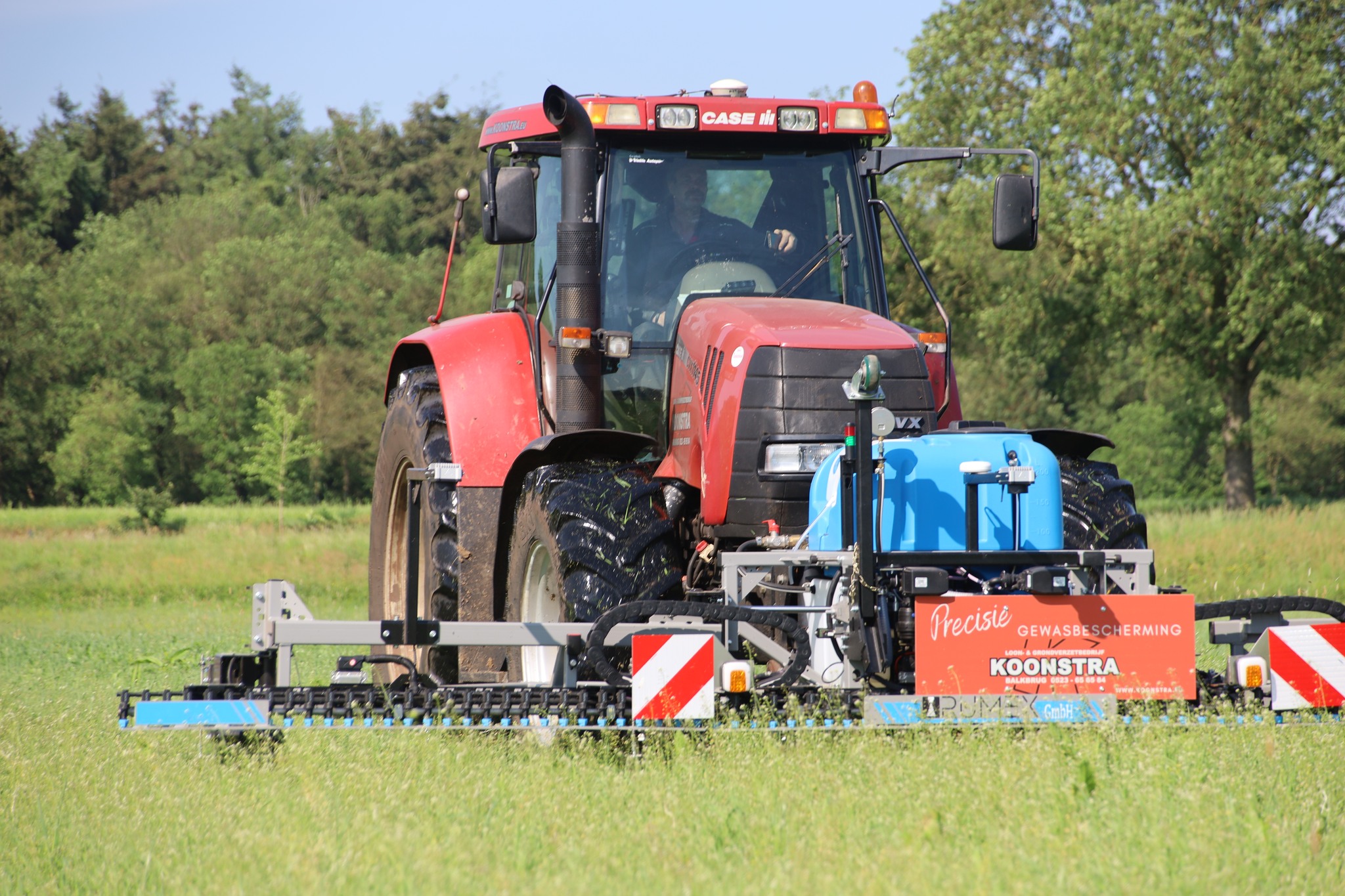 Vandaag is Christiaan Bussink weer volop plantspecifiek ridderzuring aan het behandelen.
