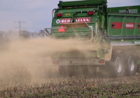 kalkstrooien met de bergmann breedstrooier 2