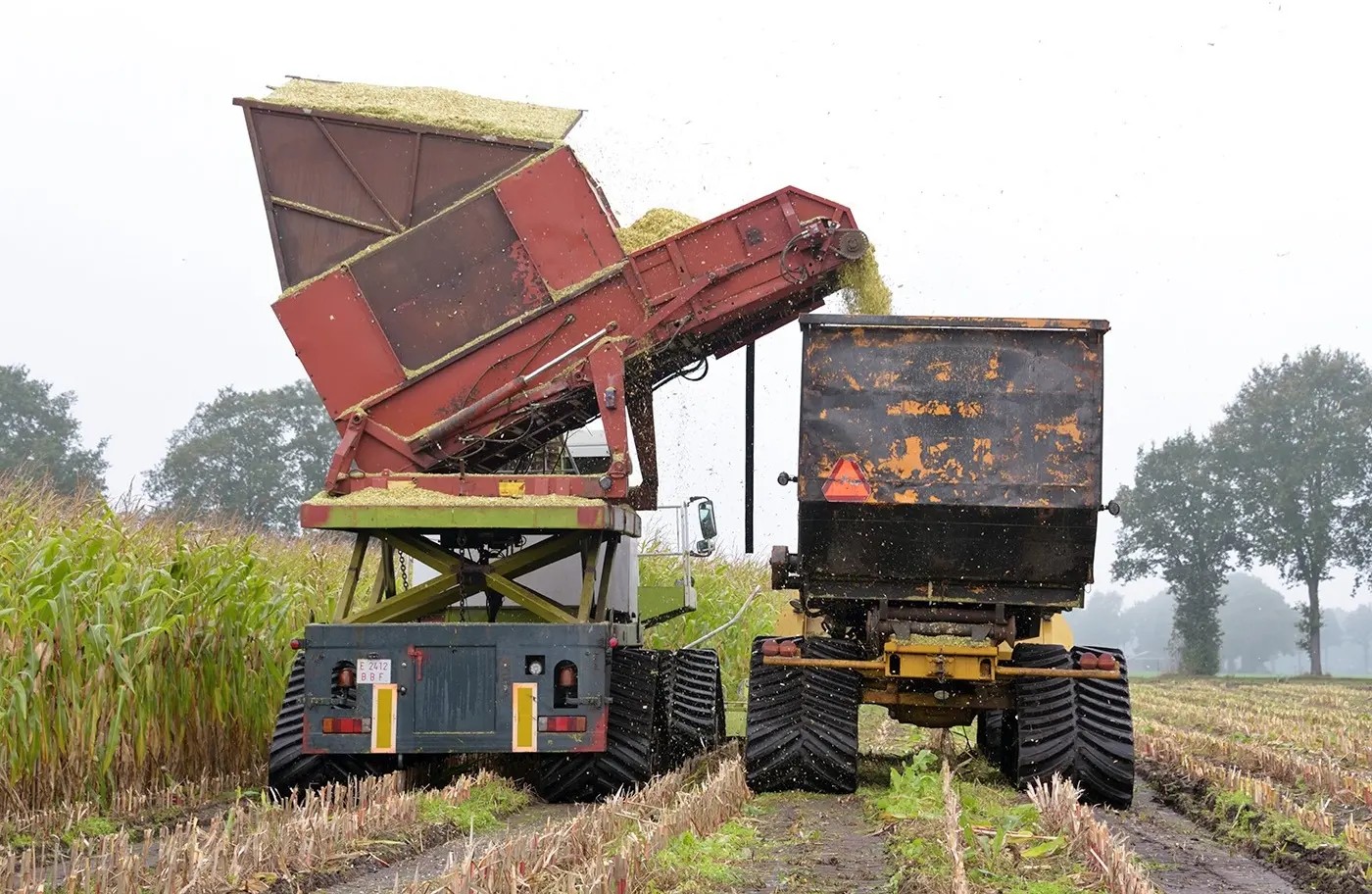 Loonbedrijf Koonstra te koop Claas Jaquar 860 bunkerhakselaar en Terra Gator op rupsen