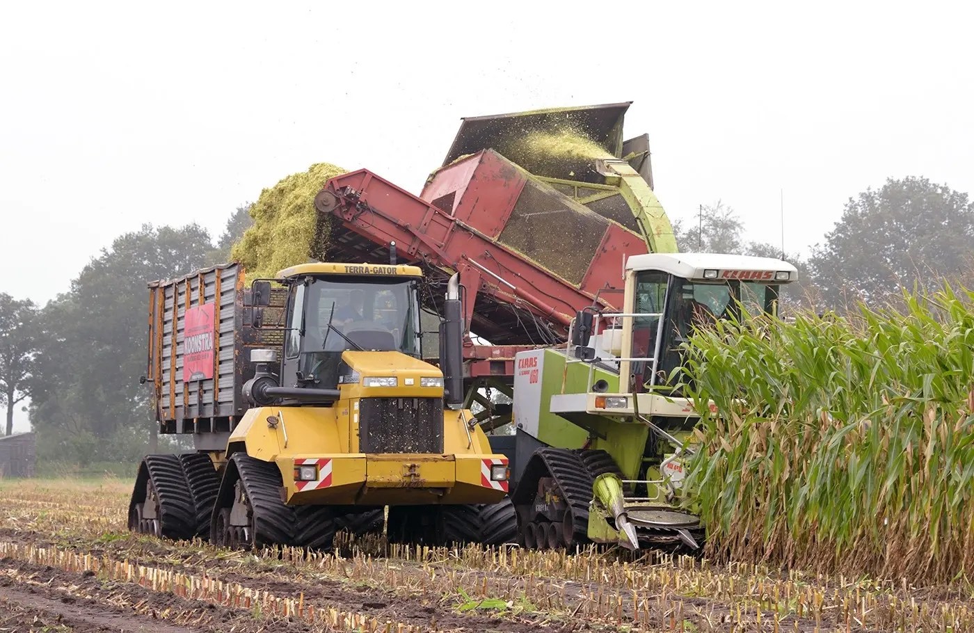 Loonbedrijf Koonstra te koop Claas Jaquar 860 bunkerhakselaar en Terra Gator op rupsen