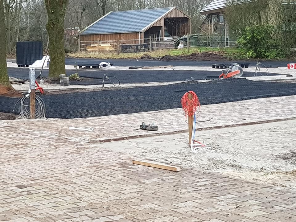 Loonbedrijf Koonstra, ecoraster leveren en leggen