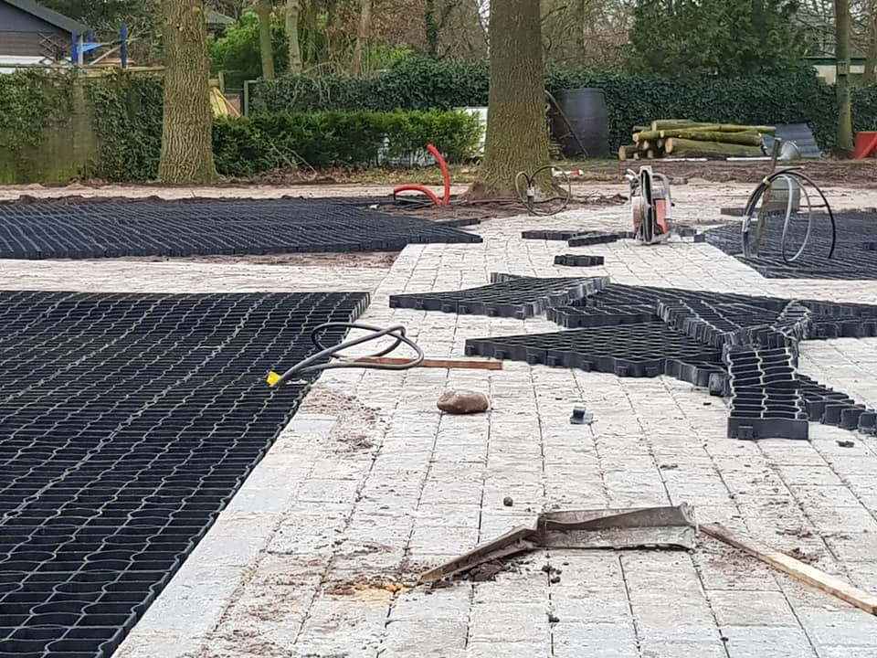 Loonbedrijf Koonstra, ecoraster leveren en leggen