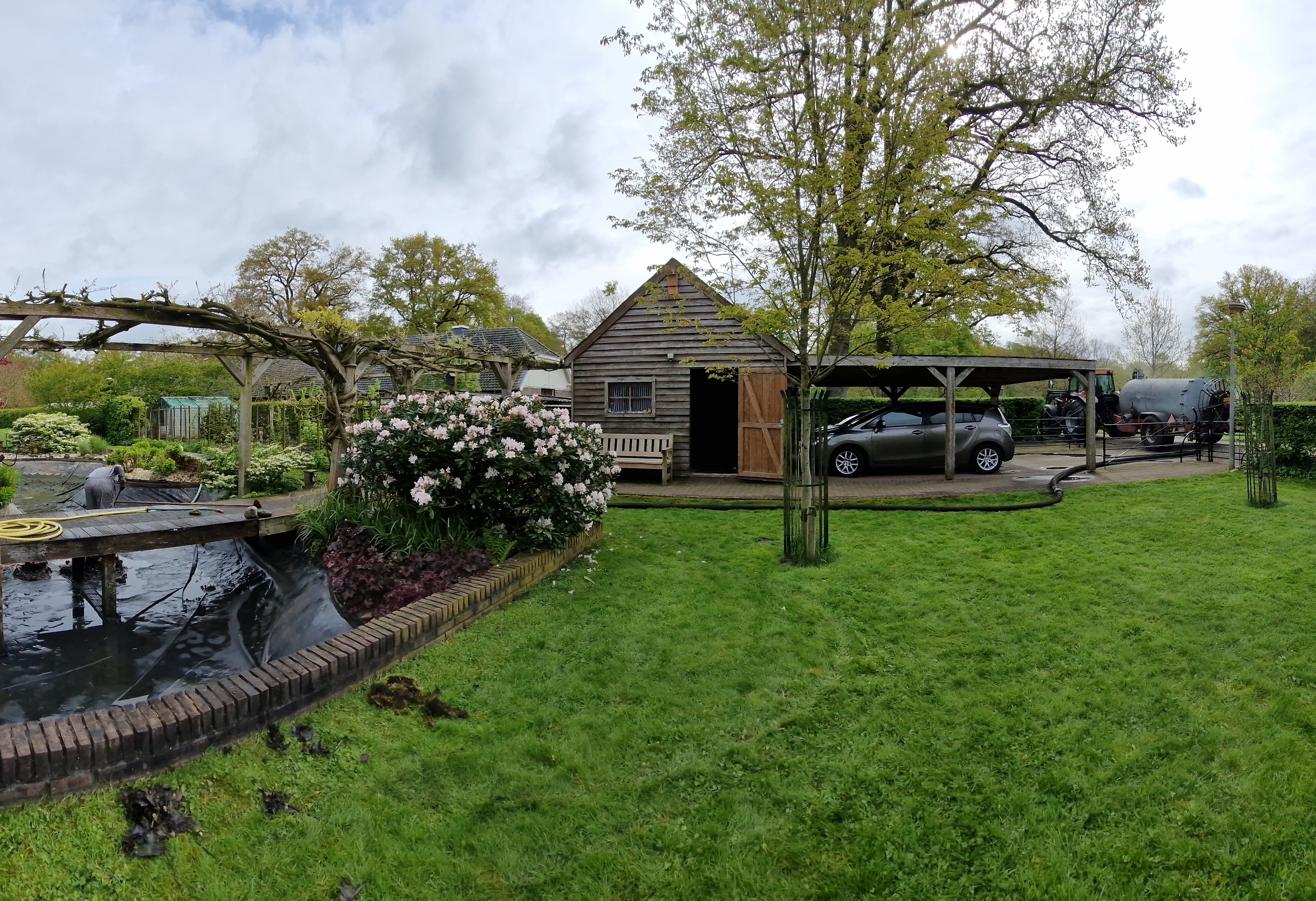 Slib laag uit vijver gehaald