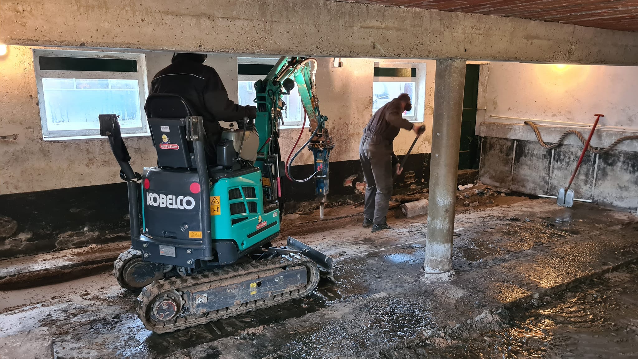 Koonstra betonvloeren en putten verwijderen