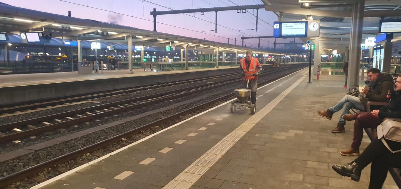 Preventieve gladheidsbestrijding op de perrons van de NS