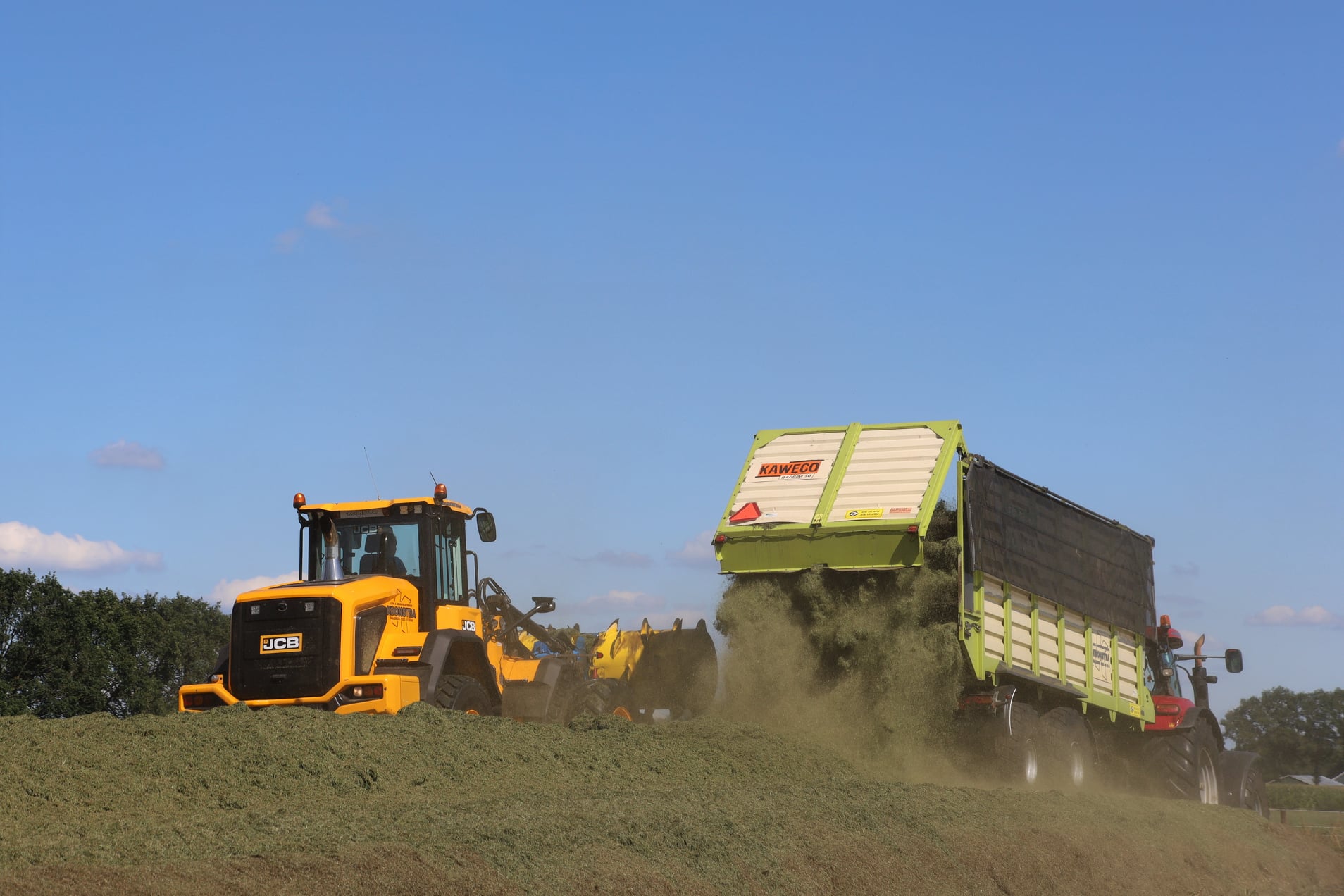 Grashakselen met shovel en Reck kuilverdeler